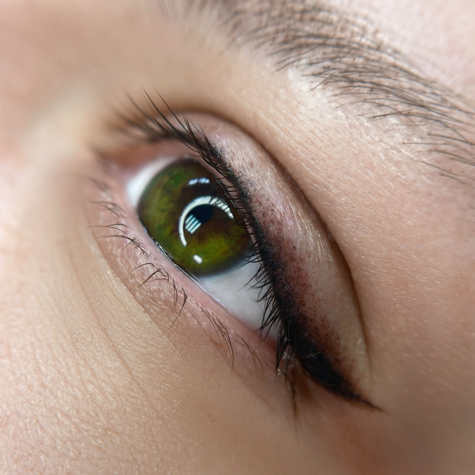 Permanent Eyeliner für einen klaren, typgerechten Lidstrich.