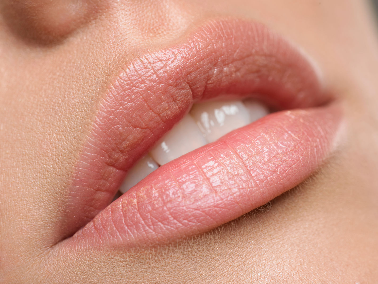 Permanent Make-up für Lippen: sanfte Farbe und betonte Kontur.